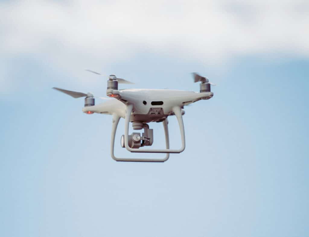 Drone glasbewassing bij hoge ramen van bedrijfspand