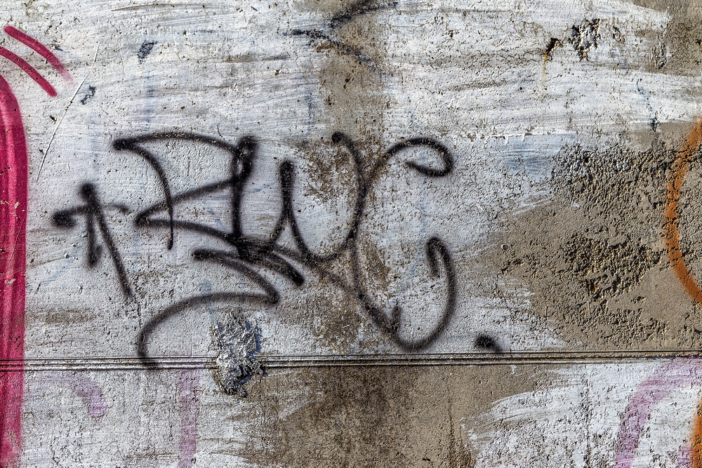 Geveldeel voorbereid op anti graffiti coating na reiniging en controle