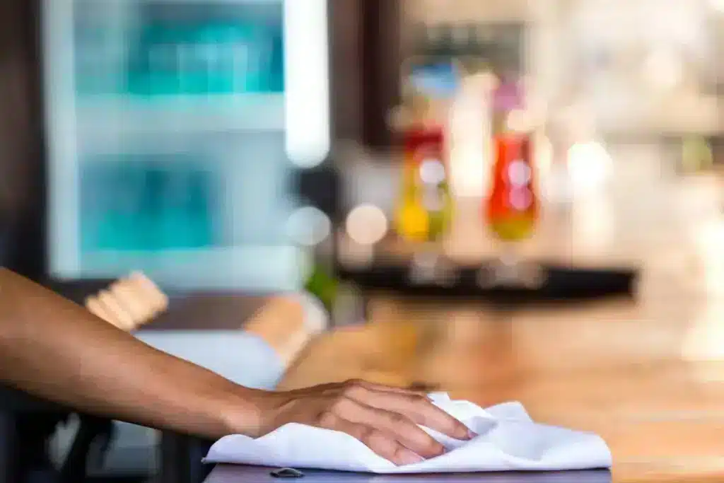 Bar tafel reinigen horeca
