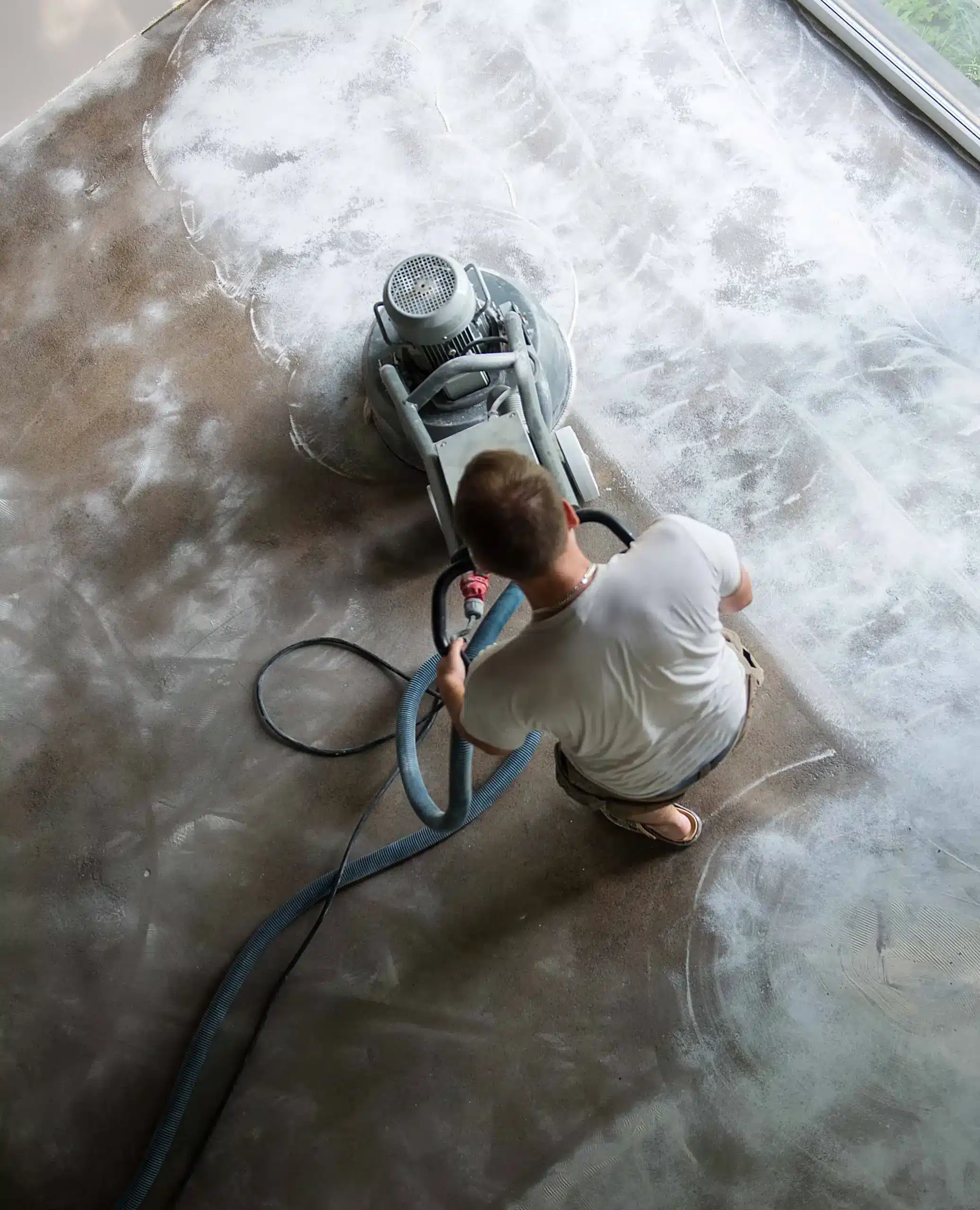 Schrobmachine op betonvloer tijdens bouwoplevering
