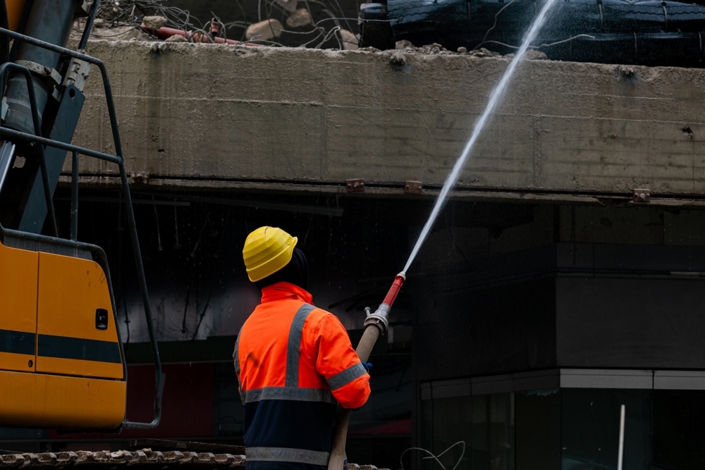 Natte tegelzone waar cementsluier zichtbaar kan blijven