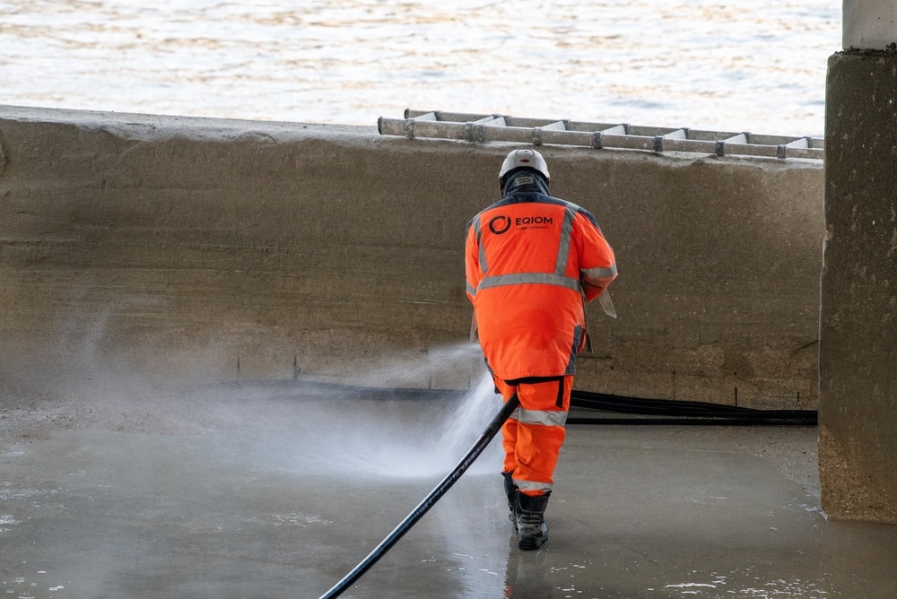 Voegwerk en plinten met cementsluier op tegelwerk