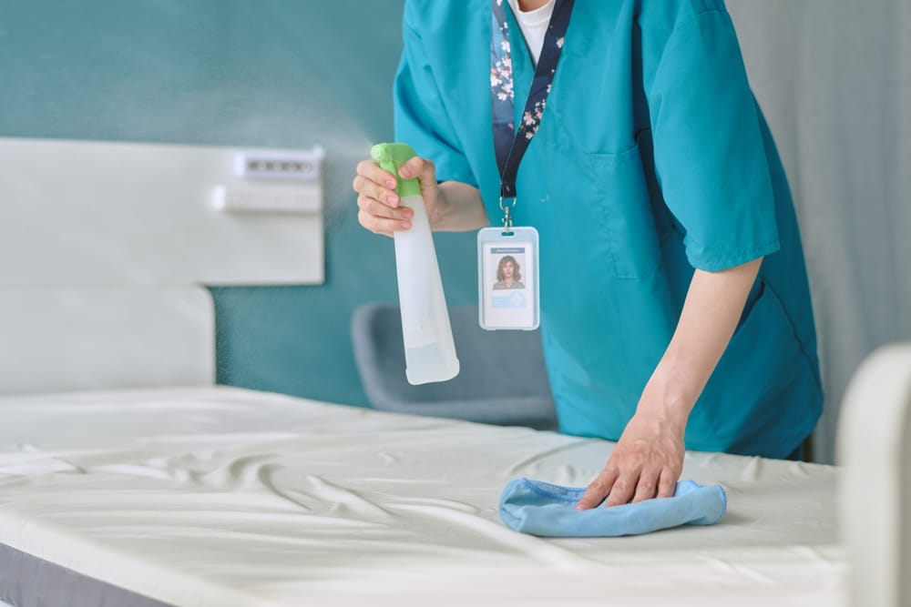 desinfectie patientbed ziekenhuis reiniging