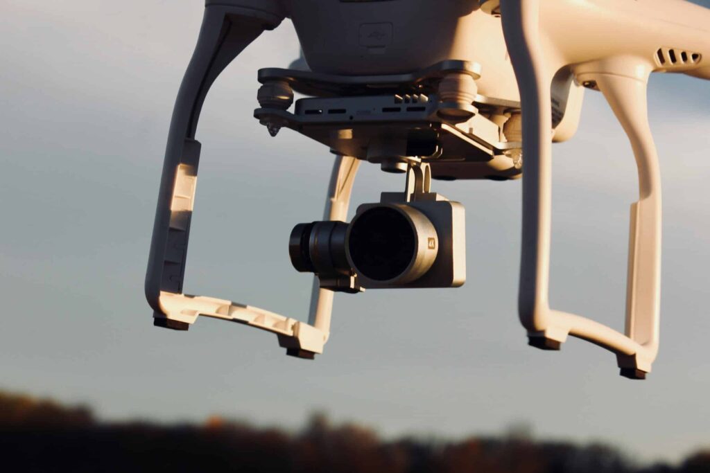Hoge geveldelen bij zakelijke locatie als aandachtspunt voor drone schoonmaak