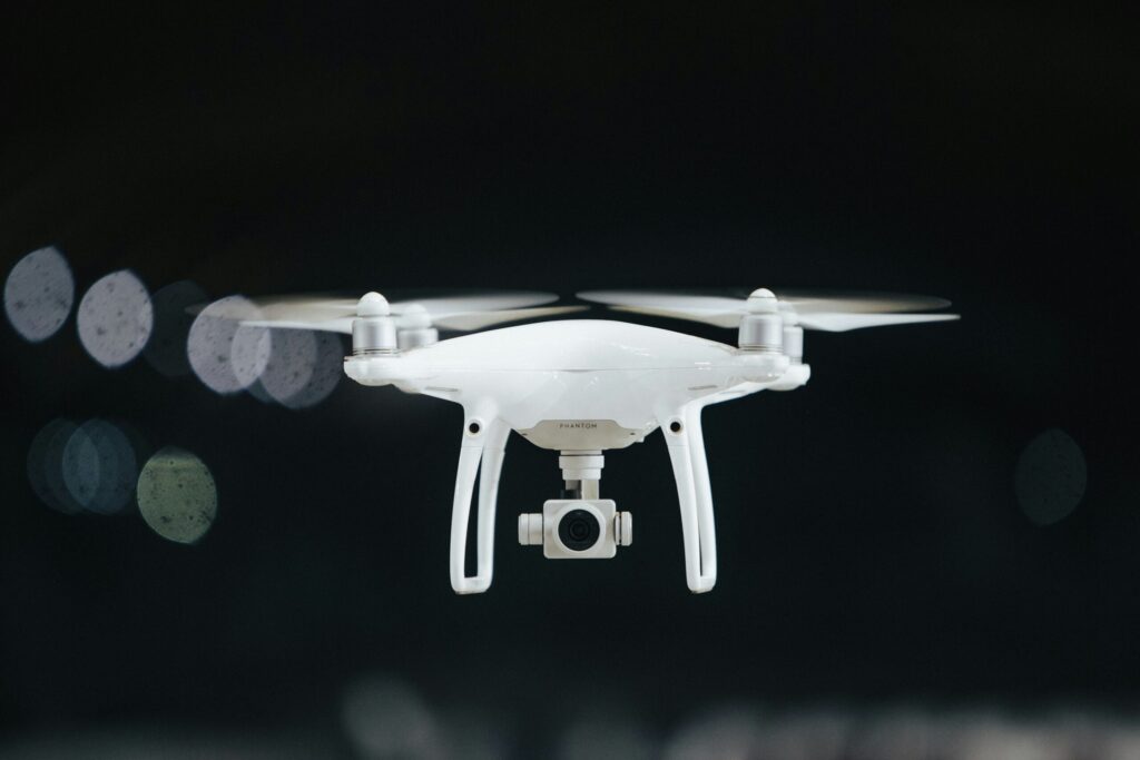 Gevel en glasdelen van bedrijfspand als aandachtspunt voor drone schoonmaak