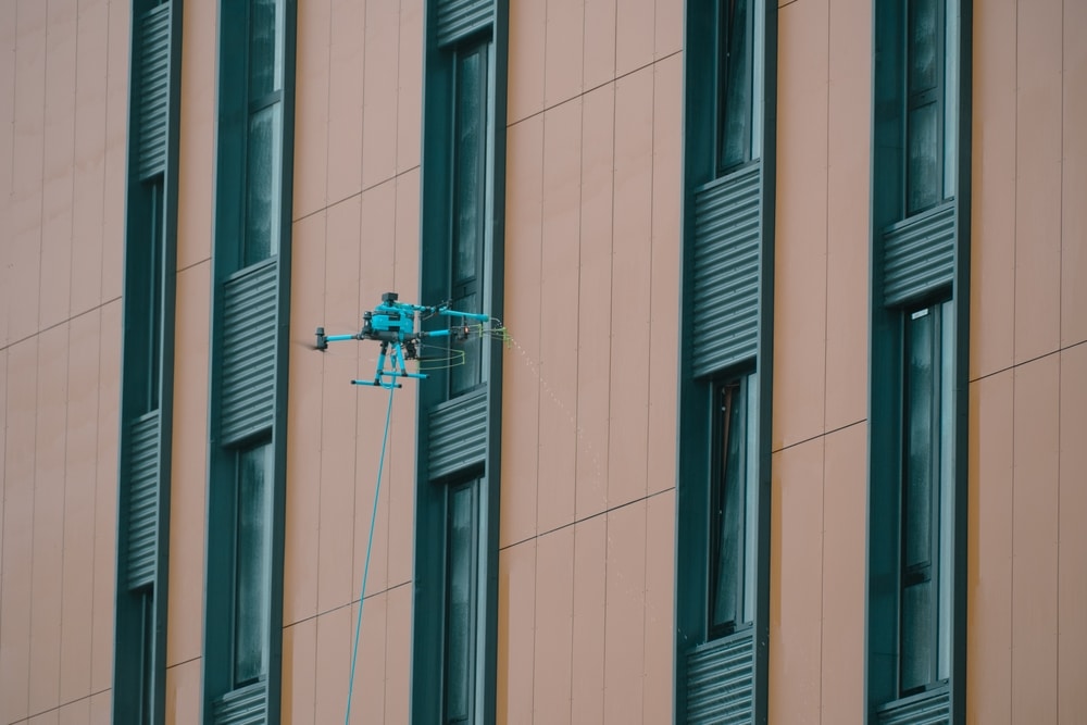 Drone schoonmaak hoogbouw gevelpanelen als aandachtspunt voor drone schoonmaak