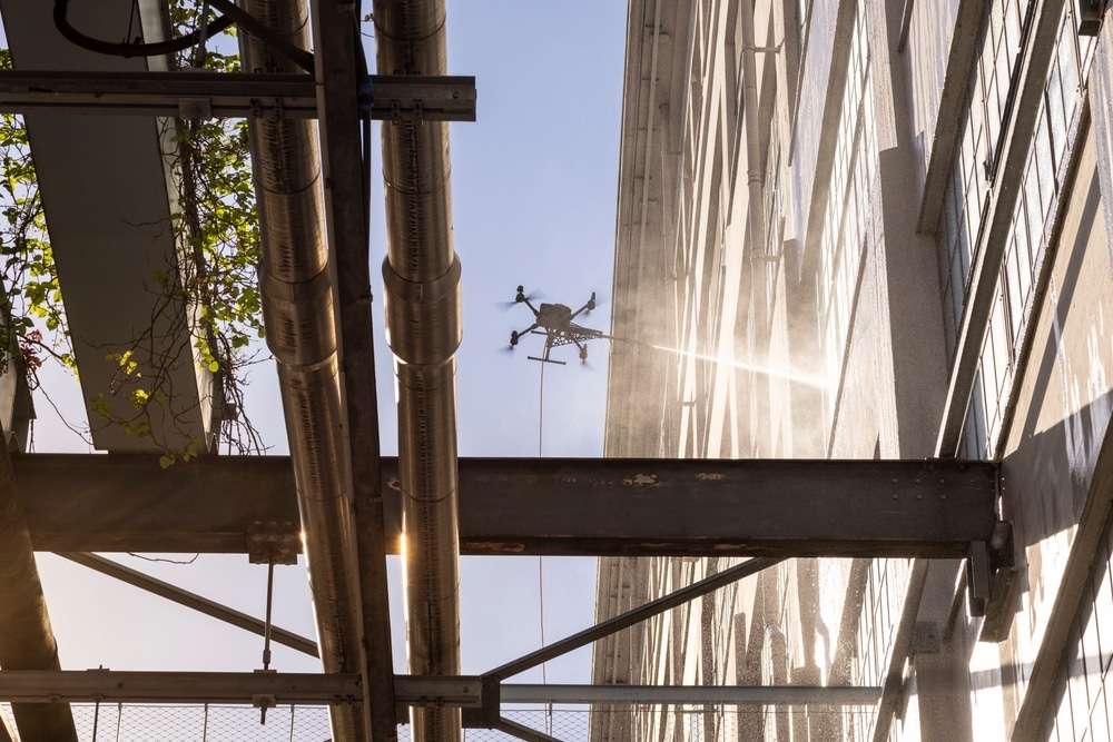Drone schoonmaak industriele gevel als aandachtspunt voor drone schoonmaak