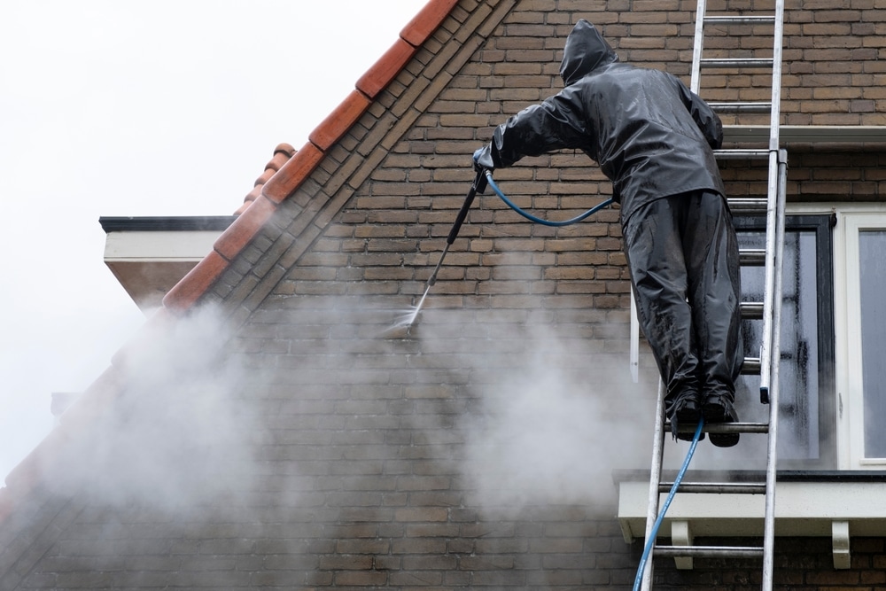 Gevelreiniging Alkmaar met inspectie van gevelsteen en voegwerk