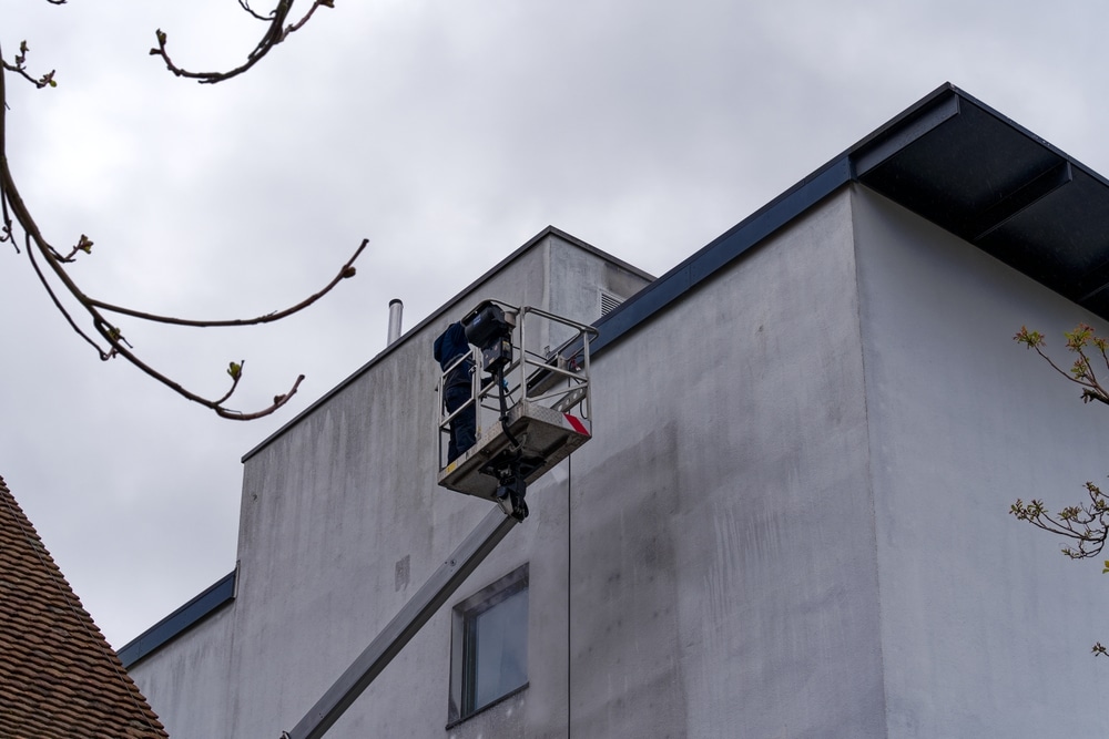 Gevelreiniging Alkmaar met controle van plint en eindbeeld
