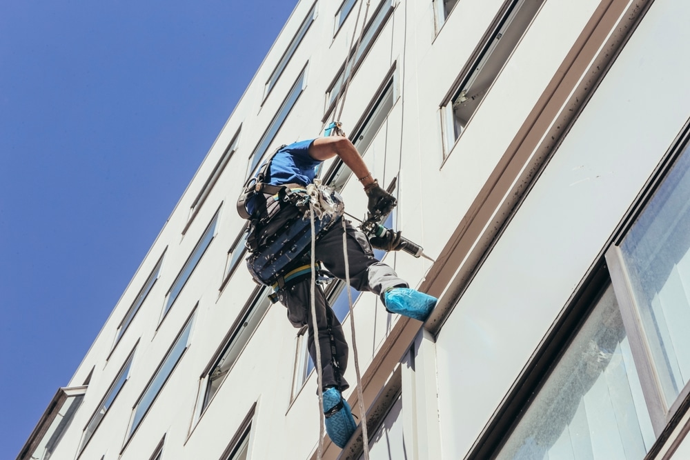 Gevelreiniging Amsterdam met inspectie van stoep, plint en gevelsteen