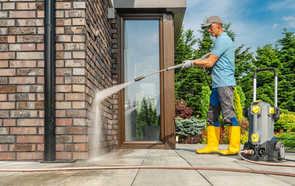 Gevelreiniging van bakstenen gevel met gecontroleerde waterdruk