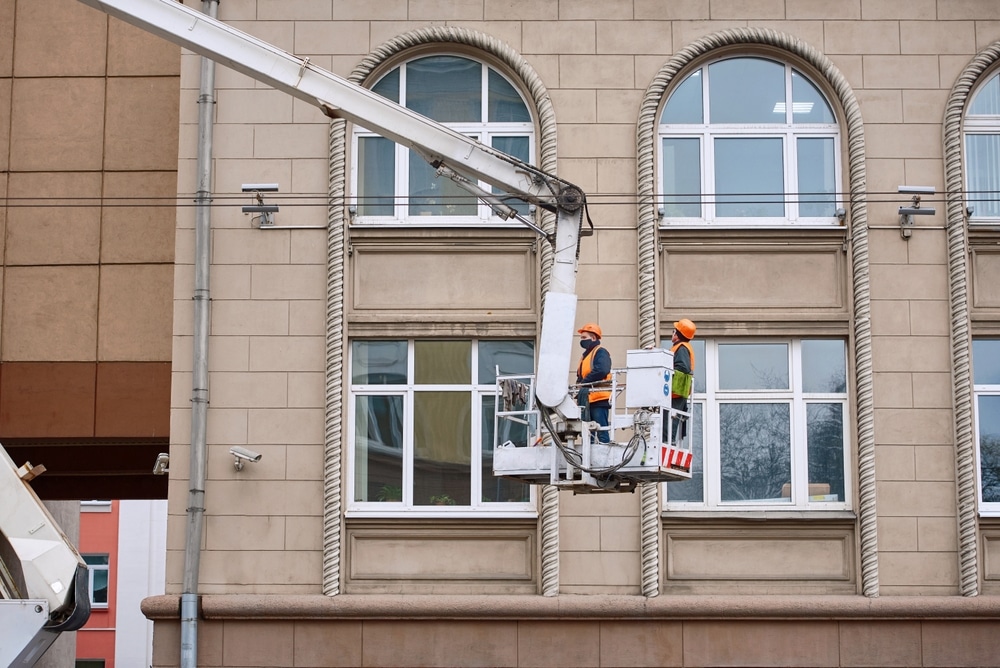 Uitvoering van gevelreiniging in Delft afgestemd op oude steen, kwetsbaar voegwerk, natuursteen en smalle routes.