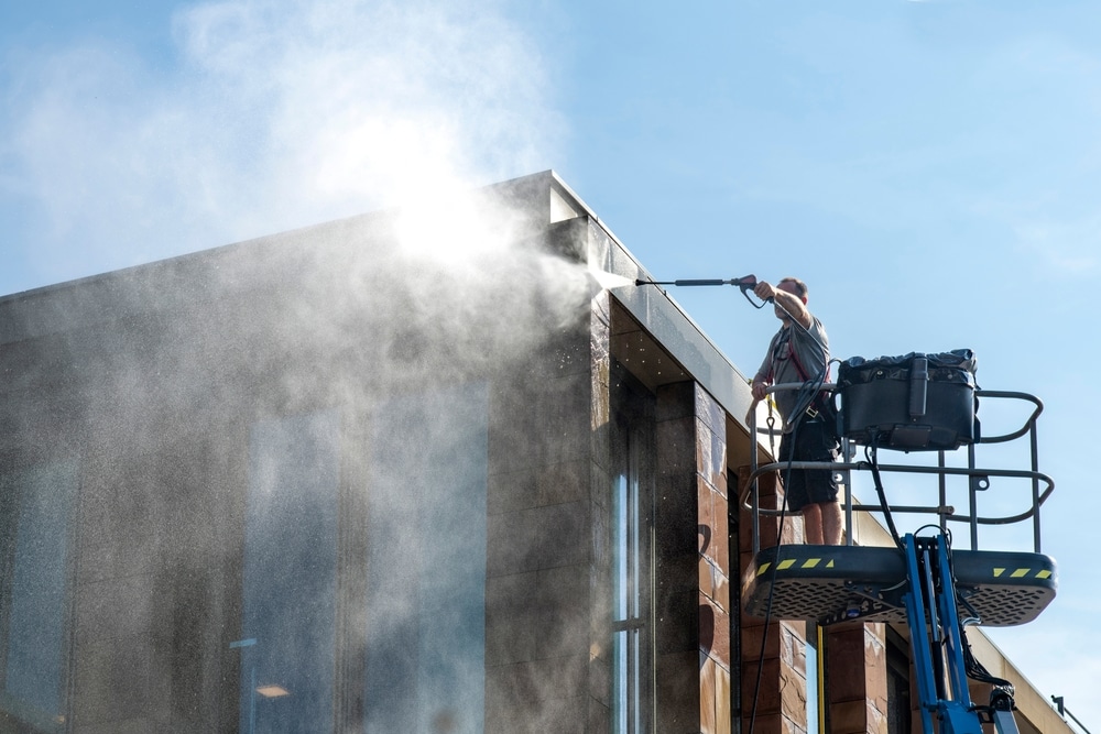 Gevelreiniging Heerhugowaard met inspectie van galerij, plint en voegwerk