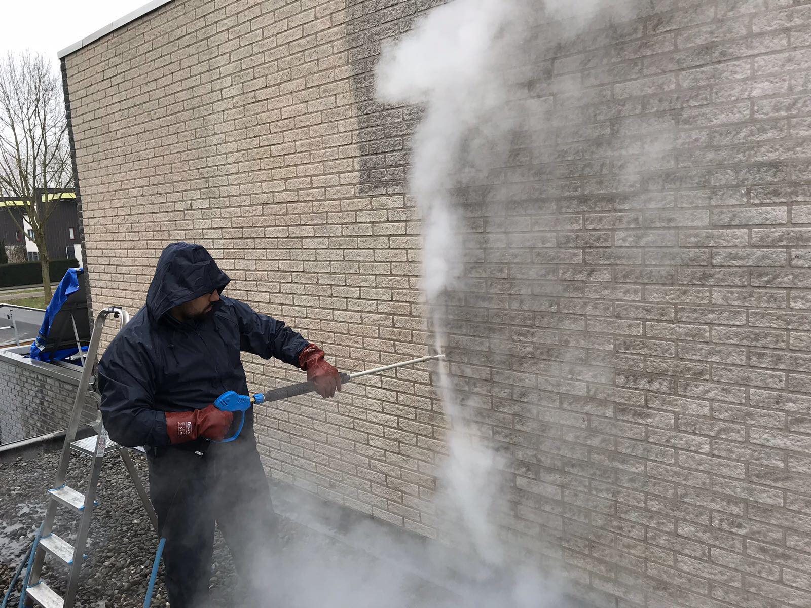 Gevelreiniging van bakstenen gevel met stoom en aangepaste druk