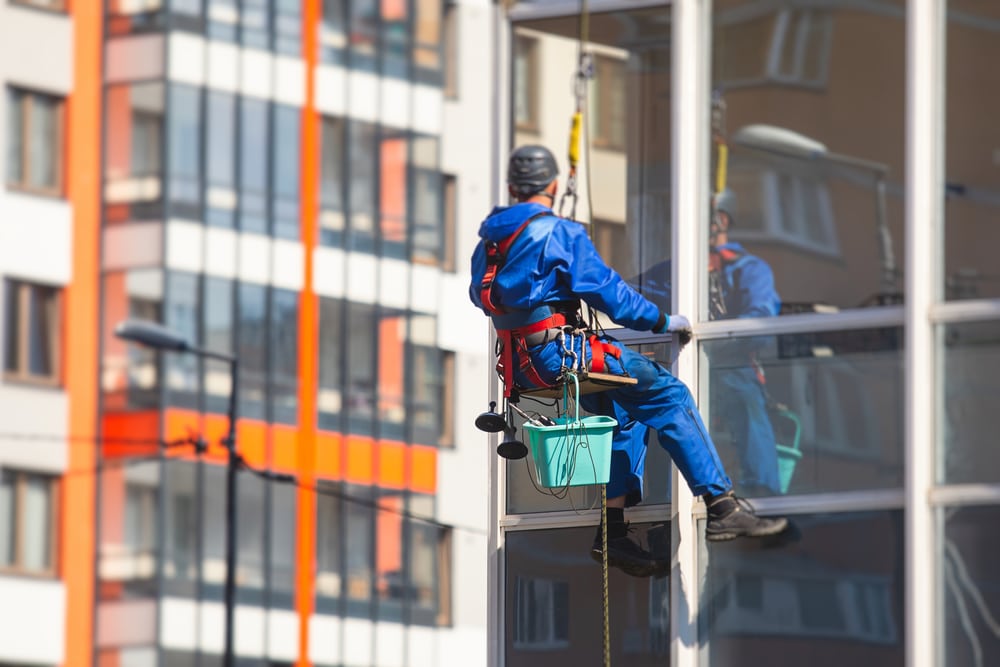 Uitvoering van gevelreiniging in Hoorn afgestemd op havenomgeving, oude steen, vochtbanen en entrees.