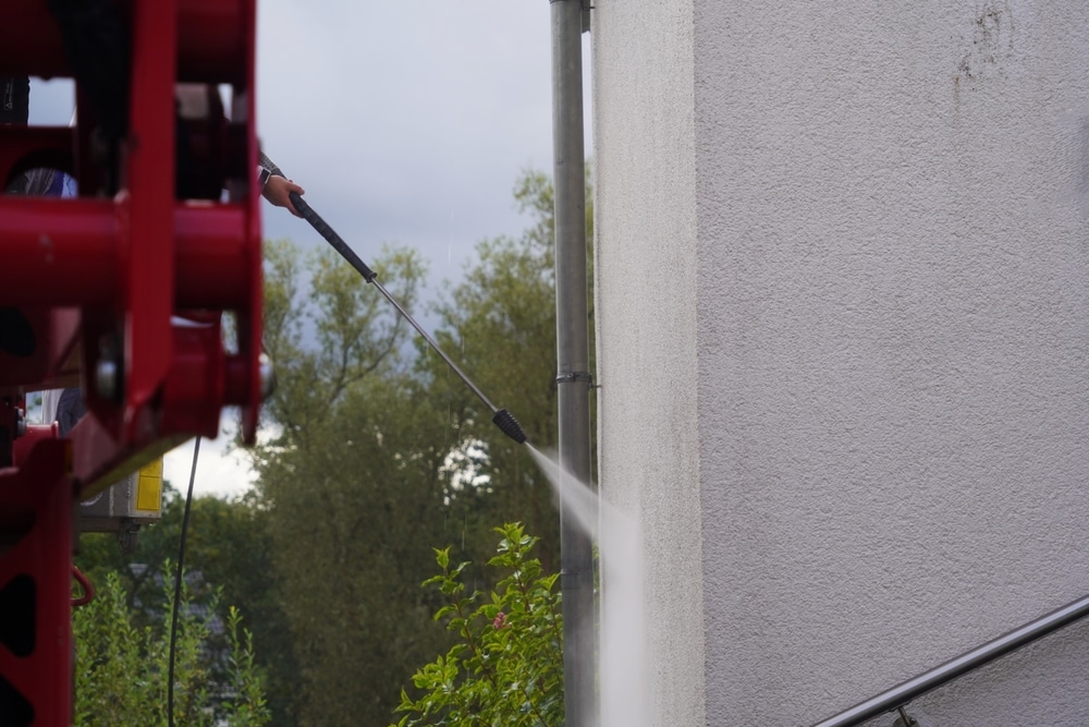 Controle na gevelreiniging in Leiden gericht op grachten, oude steen, smalle routes en passanten.