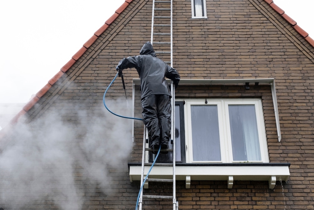 Controle na gevelreiniging in Lelystad gericht op moderne gevels, open terrein, wind en grote gevelvlakken.