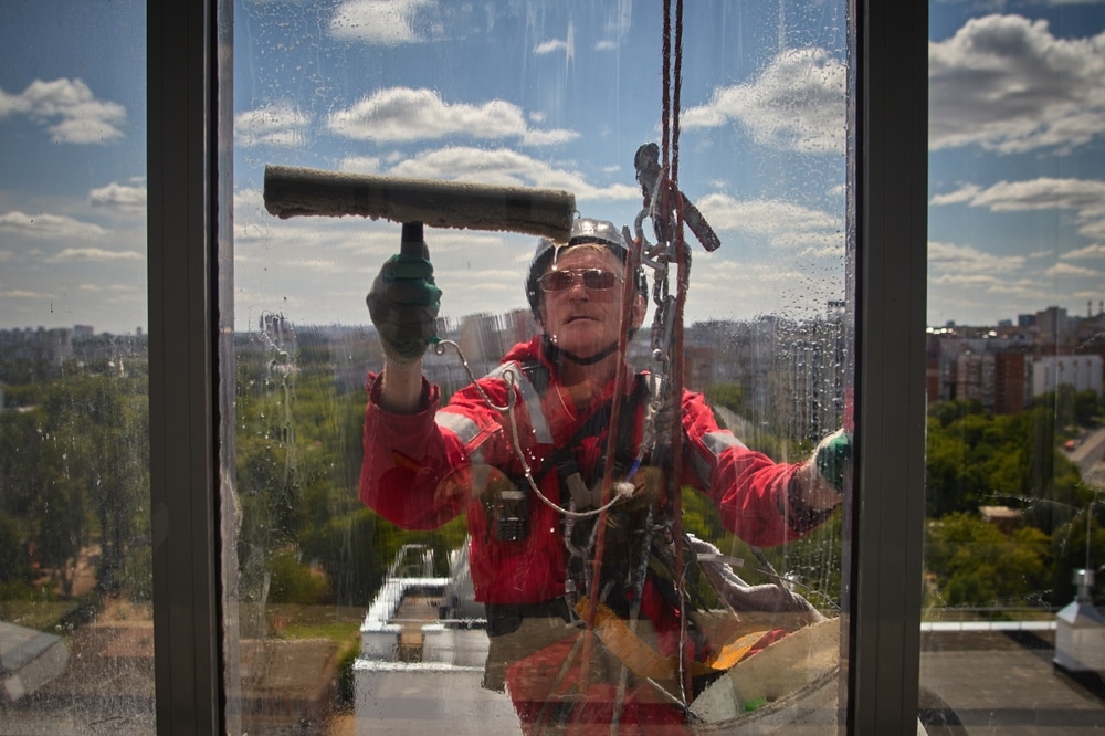 Glazenwasser Amsterdam tijdens glasbewassing met veilige werkzone