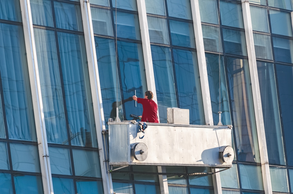 Glazenwasser Amsterdam West met controle van glasranden en kozijnen