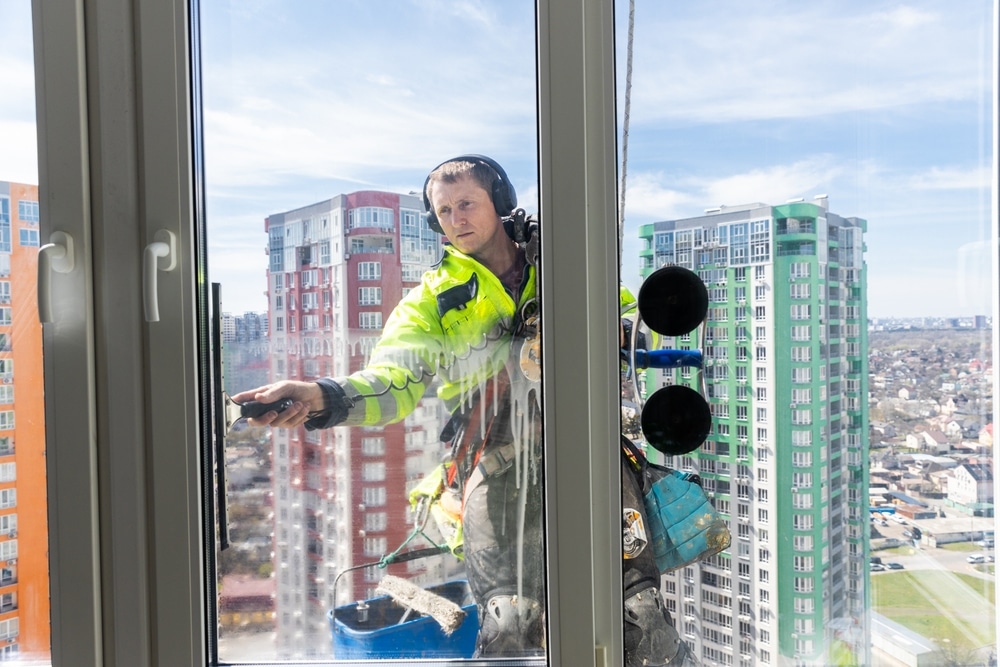 Glazenwasser Appartementencomplex met inspectie van galerijramen, balkonglas en bewonersroutes