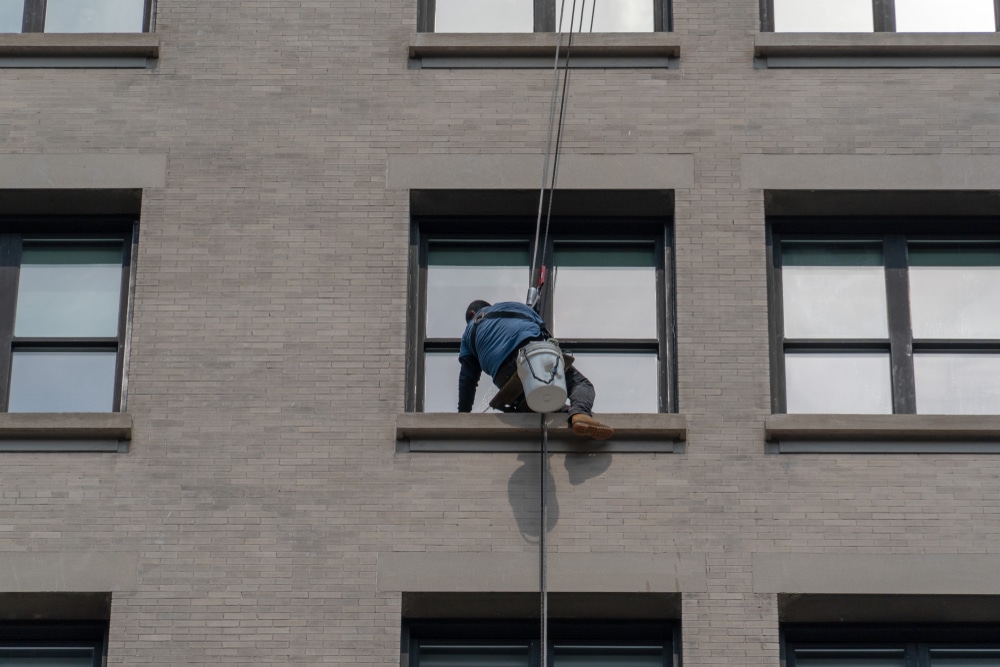 Glazenwasser Appartementencomplex met controle van glasranden en kozijnen
