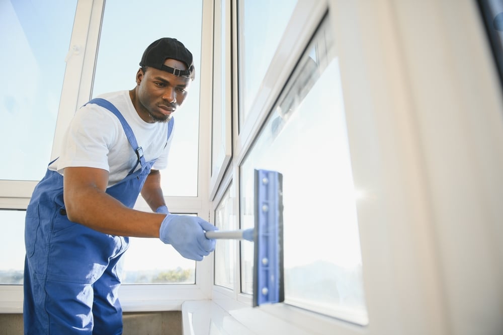 Glazenwasser Horeca met controle van glasranden en kozijnen