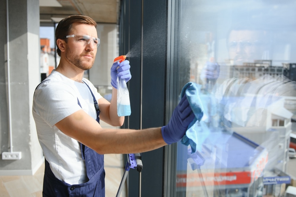 Glazenwasser Kantoor met inspectie van kantoorramen, werkplekken en entreeglas