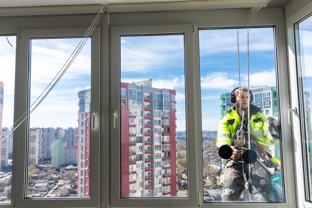 Glazenwasser Kantoor met controle van glasranden en kozijnen