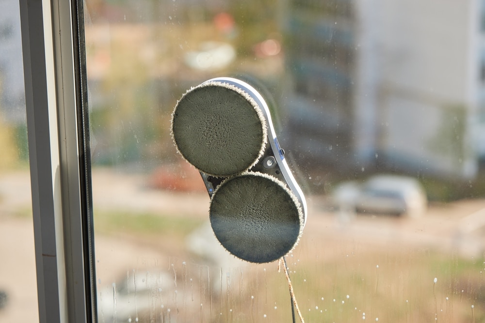 Glazenwasser Kantoor tijdens glasbewassing met veilige werkzone