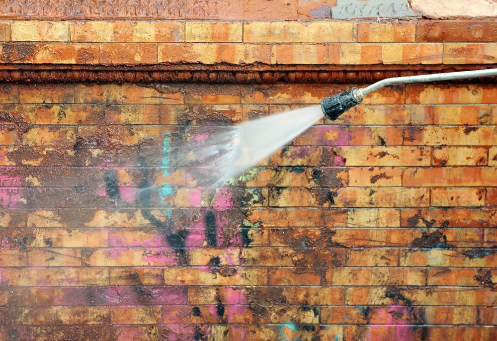 Detailcontrole bij graffiti verwijderen Almere
