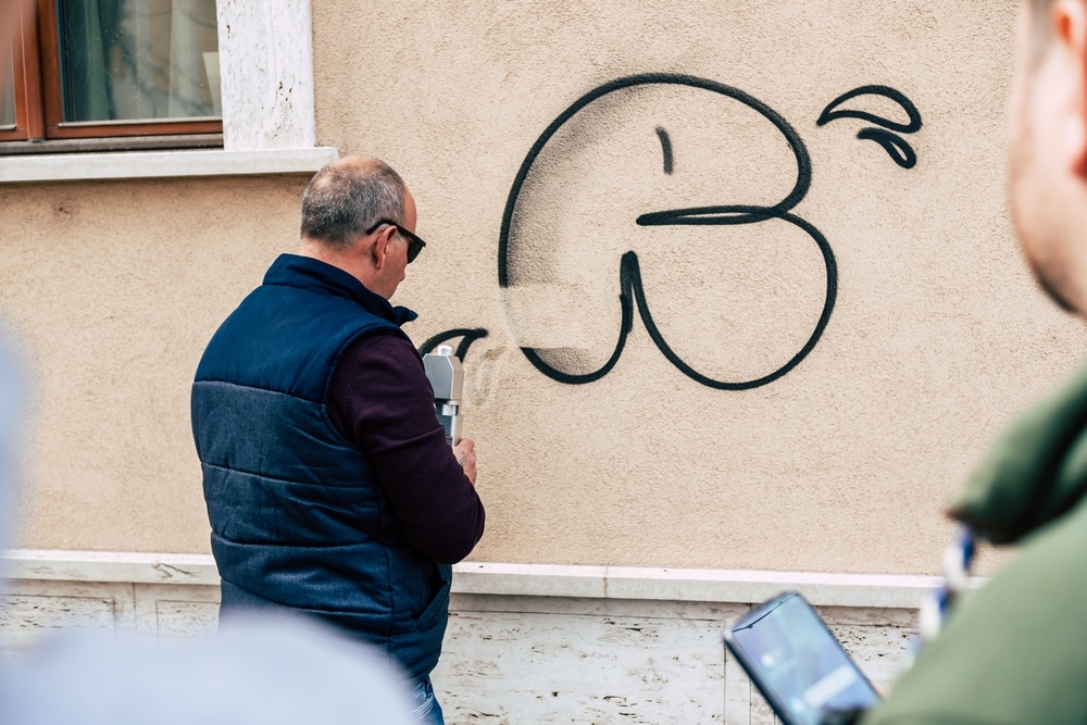 Oplevering na graffiti verwijderen Almere