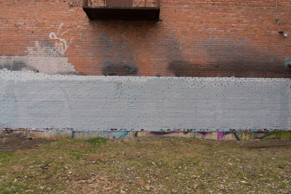 Graffiti Verwijderen Gevel met controle van ondergrond na verwijdering