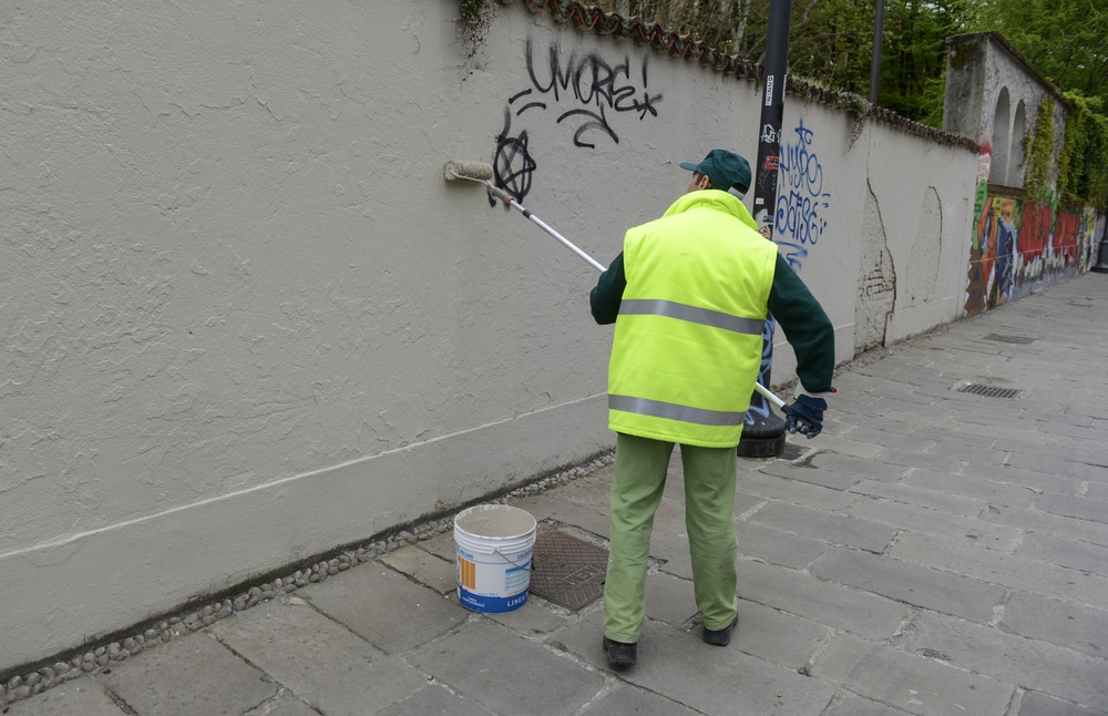 Detailcontrole bij graffiti verwijderen Gouda