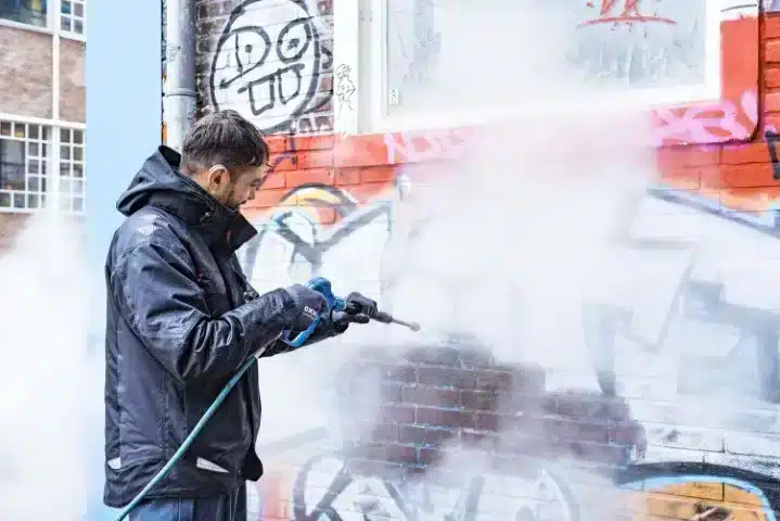 Uitvoering van graffiti verwijderen