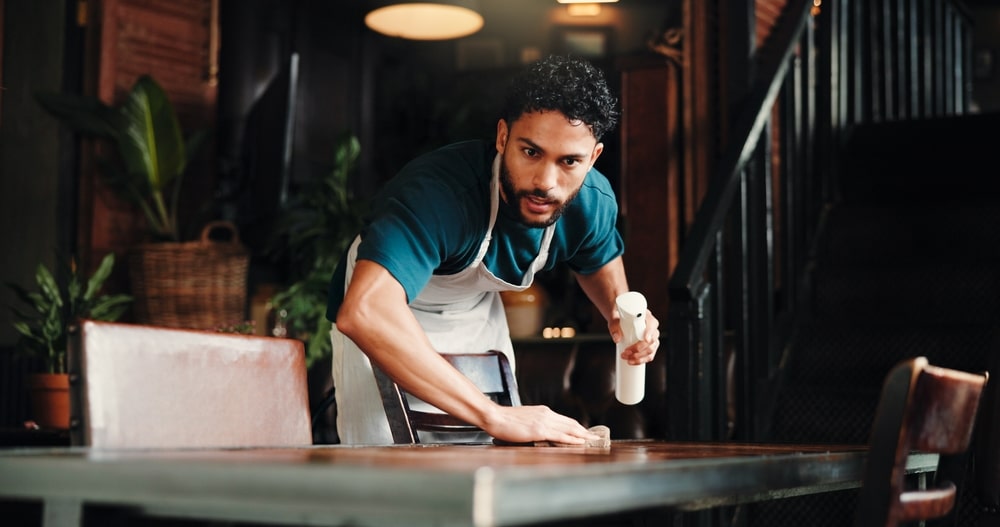 tafel schoonmaken restaurant horeca