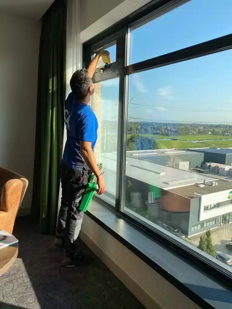 Hotelkamer reinigen raam