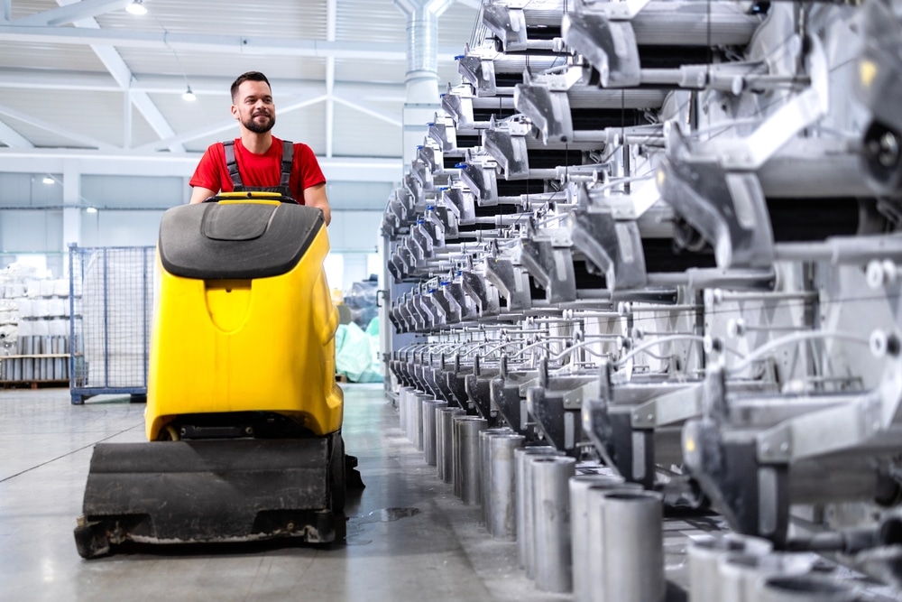 Industriële vloerreiniging met schrobmachine
