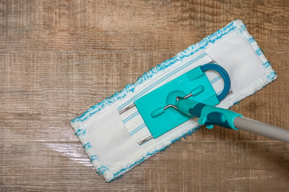 PVC vloer reinigen rond werkplek en meubels