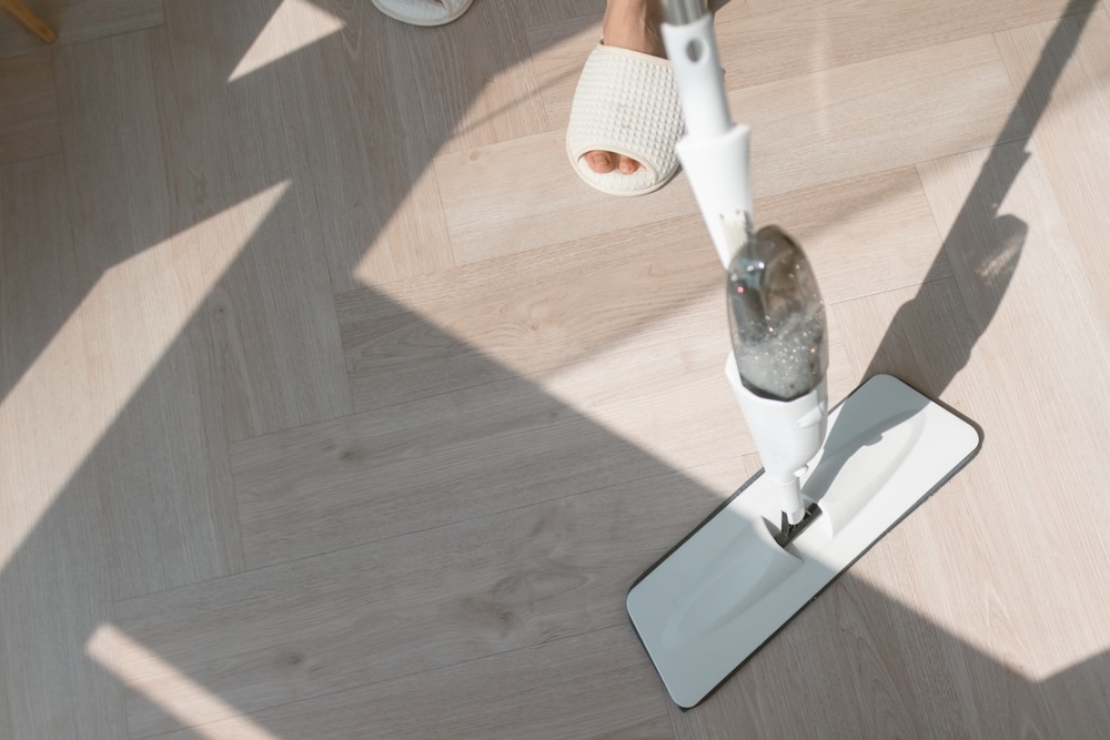 PVC vloer schoonmaken bij zichtbare looplijnen