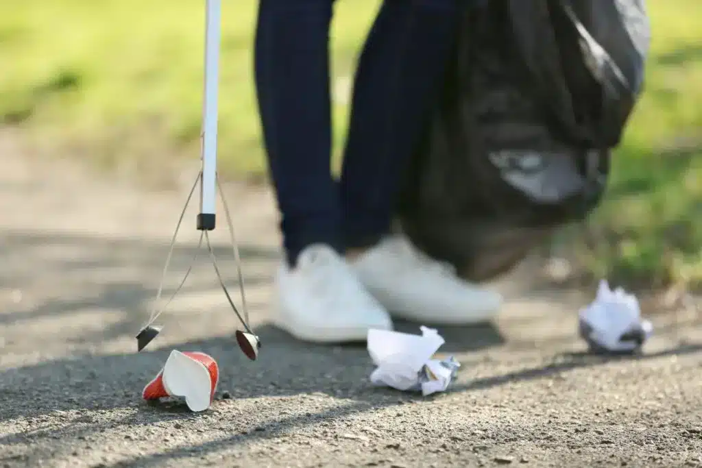 Afval opruimen in buitenruimte