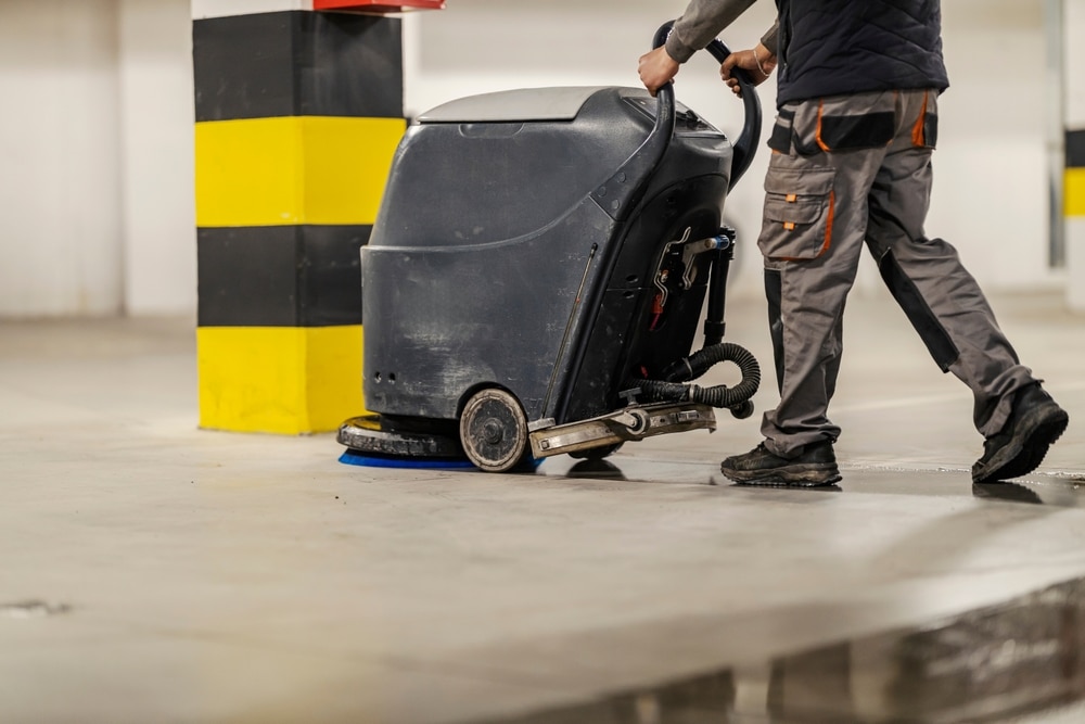 schrobmachine vloerreiniging parkeergarage