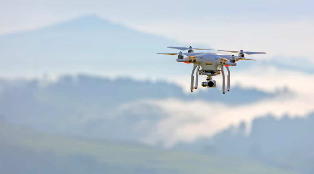 Drone glazenwasser bij bedrijfspand met hoge ramen