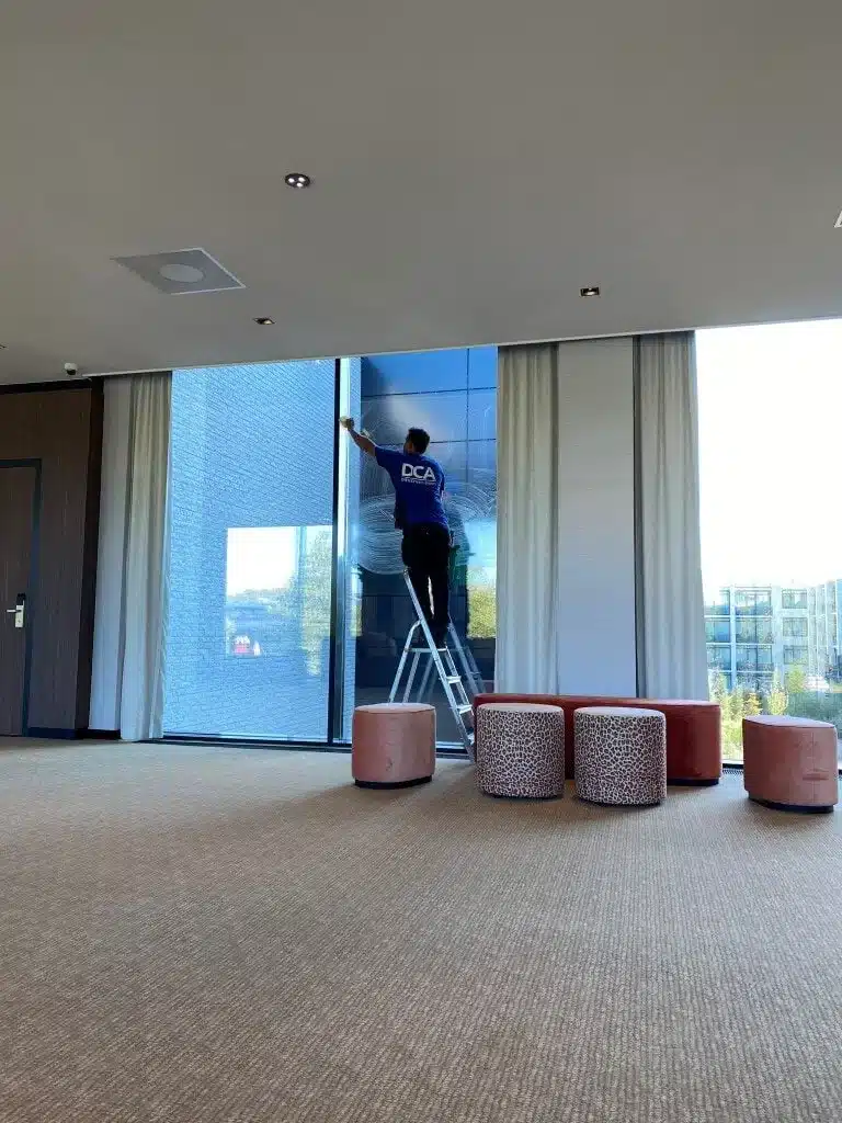 Ramen reinigen bij gedeeld woongebouw