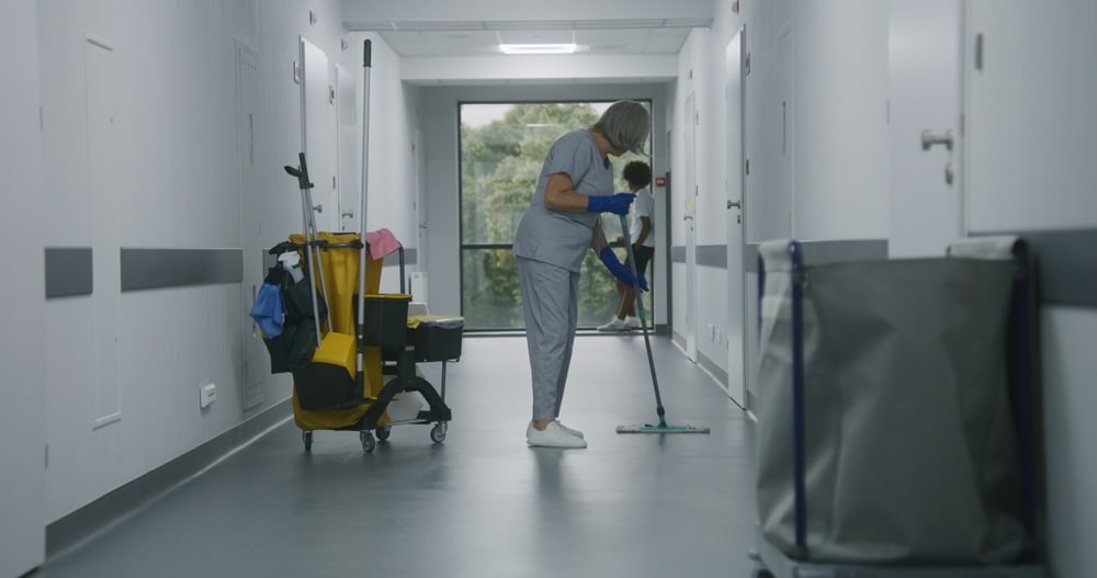 schoonmaak zorginstelling gang vloerreiniging