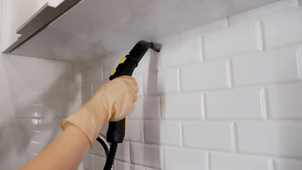 Sanitair en contactpunten bij werkruimte in Almelo