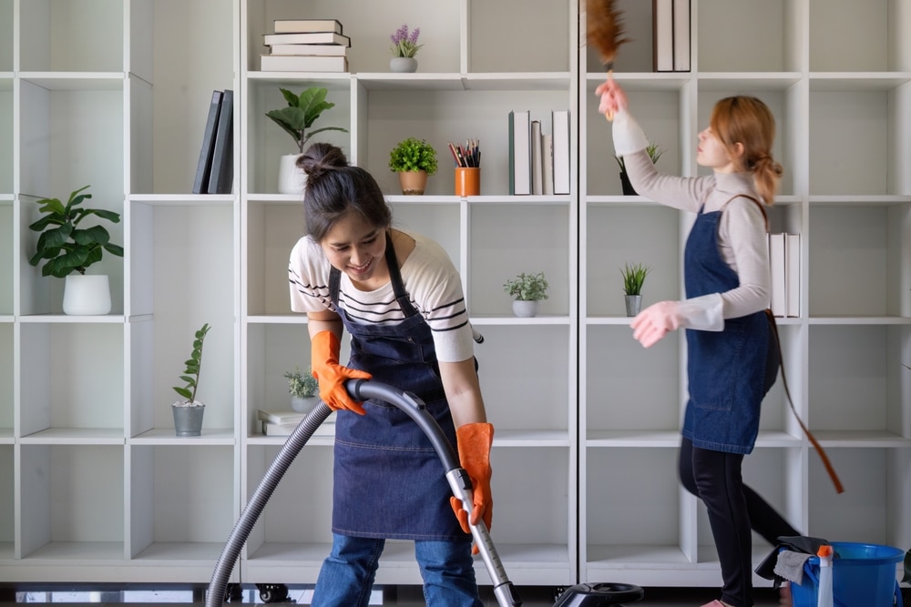 Schoonmaakbedrijf provincie Groningen bij onderzoeksarchief met aandacht voor etiketsnippers