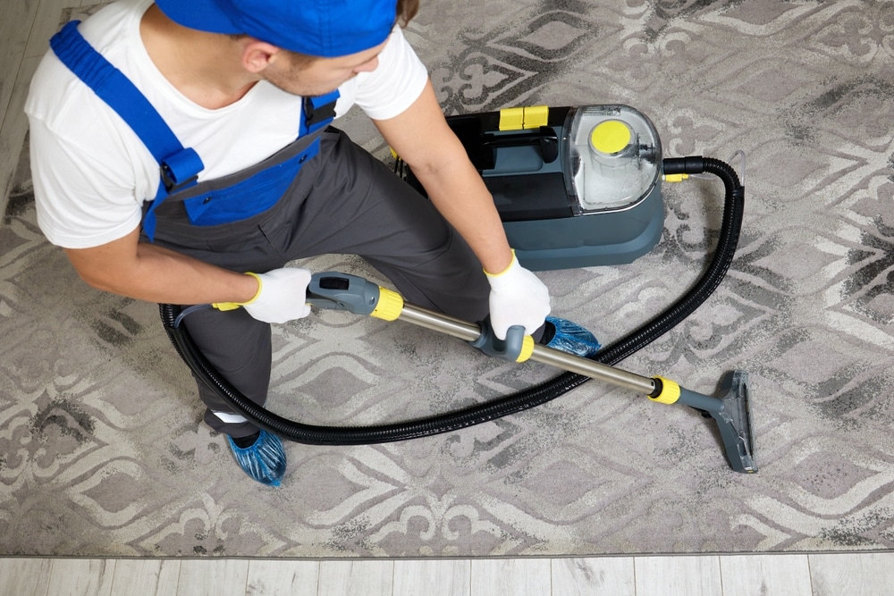 Schoonmaakbedrijf Schiedam met aandacht voor liftdeur