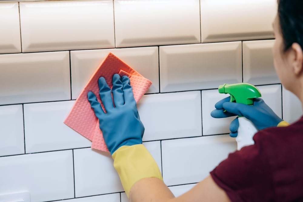 Schoonmaakbedrijf Sneek met aandacht voor receptiebalie en zand