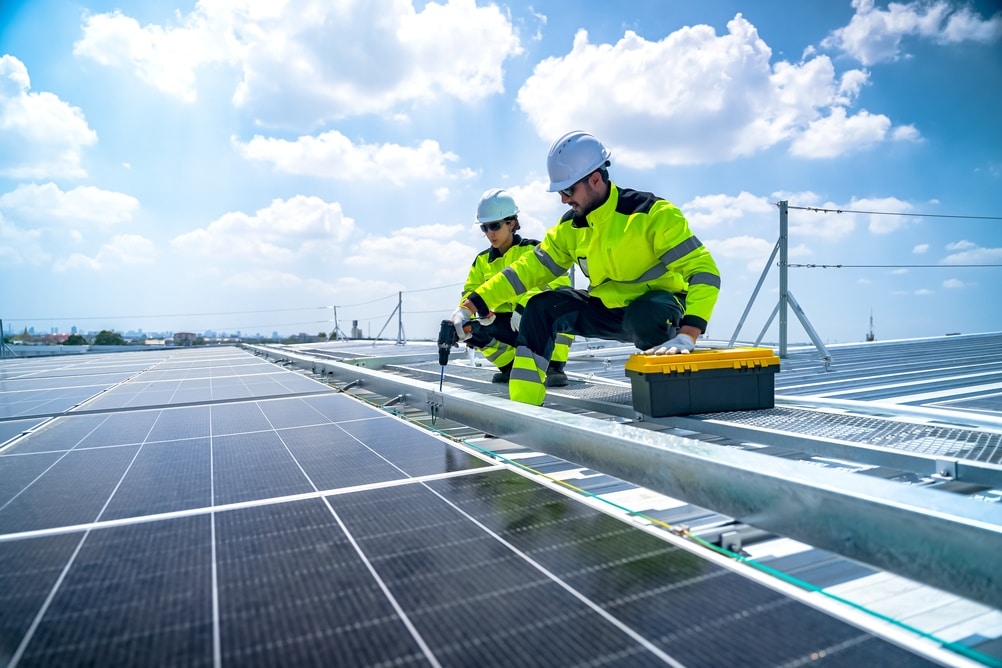 Zonnepanelen reinigen bij stof en aanslag