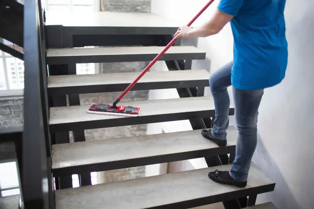 Trap schoonmaken binnen VvE trappenhuis